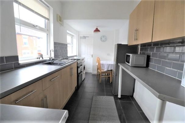 4 bedroom end of terrace house to rent - Photo 1