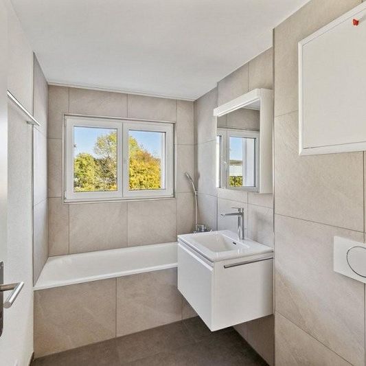 Top moderne Wohnung in ruhiger Lage mit grossem Balkon - Photo 1