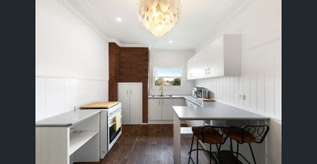 Quant Home, Close To Town! - Photo 2