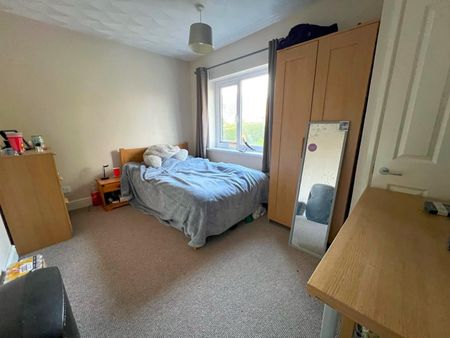 4 bedroom House To Let - Photo 4