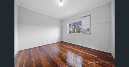 Spacious Family Home + Second Kitchen Downstairs! - Photo 4