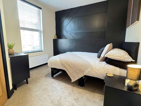 En-suite Bedroom with all bills included Room 2 - Photo 4