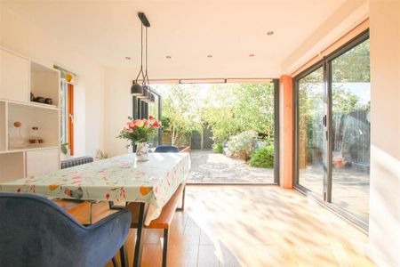 4 bedroom detached house to rent - Photo 4