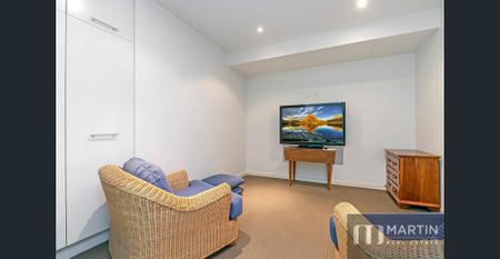 STUNNING ICONIC APARTMENT - Photo 2