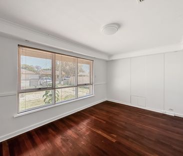 Spacious 3-Bedroom Home in Prime Kelmscott Location! - Photo 5