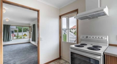 Modern Two‑Bedroom Townhouse in a Prime Location - Photo 4