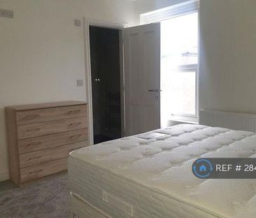 1 bedroom in a house share to rent - Photo 2