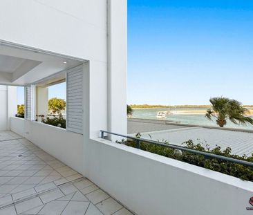 LUXURY BROADWATER LIVING ON MARINE PARADE - Photo 4