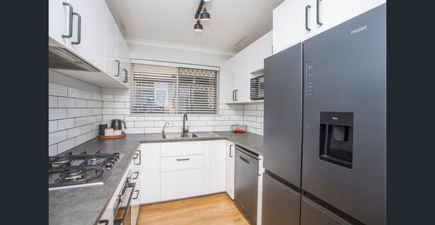 Stunning renovated home with generous yard & powered shed. - Photo 1