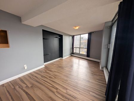 **ALL INCLUSIVE** Beautiful 2 Bedroom Condo in Hamilton!! - Photo 4