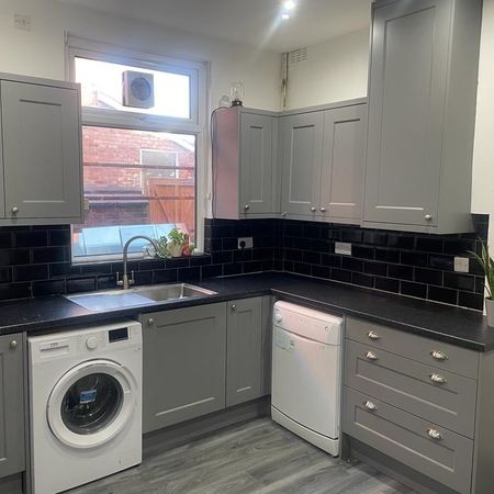 4 Bed Terraced House, Balmoral Road, M14 - Photo 4