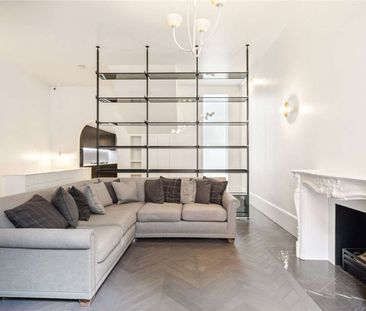 Nestled on a serene, cobblestone mews, this beautifully refurbished three-bedroom house has been meticulously updated to the highest standards throughout. - Photo 1