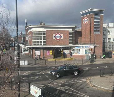 Queens Parade, Brownlow Road, Bounds Green, N11 - Photo 2