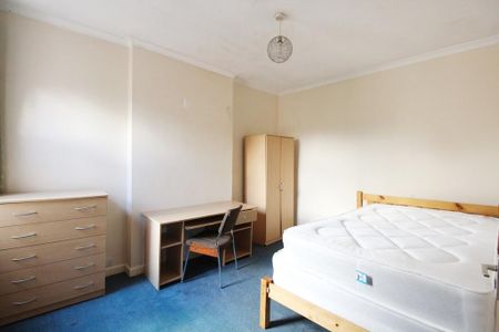 4 bedroom semi-detached house to rent - Photo 3