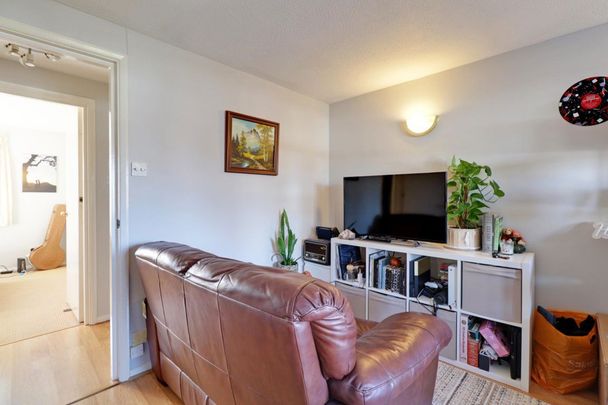 A 1 Bedroom Flat in Coppice Gate GL51 9QJ - Photo 1