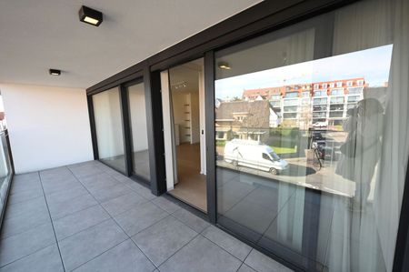 ONGEMEUBELD: SERVICEFLAT: Lichtrijk 1-slaapkamer appartement nabij de Konings & Lippenslaan in de Residentie Cypres. - Foto 3