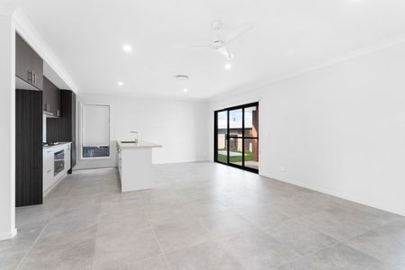 Near New, Modern Home! - Photo 3