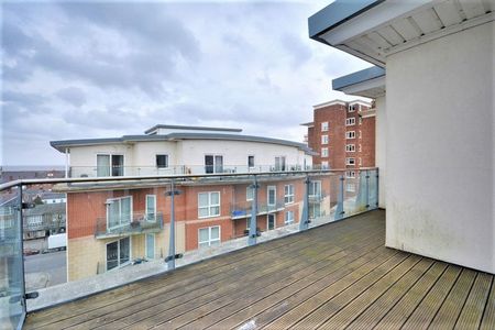 To Let – Lord Street, Southport – Penthouse Apartment - Photo 2