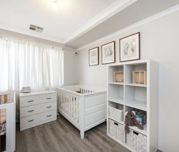 Stylish, Spacious & Seconds from the Sea - With Rear Roller-Door Ac... - Photo 6