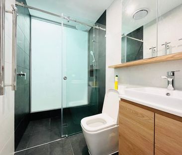 Renovated 3 Bedroom Terrace with Attic – Prime City Location - Photo 6