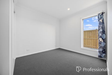 11 Lanark Street, Clyde North VIC 3978 - Photo 4