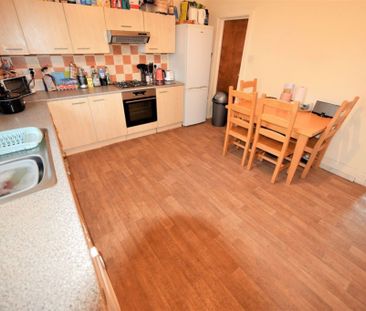 4 bedroom House in Burley Lodge Road, Leeds - Photo 6