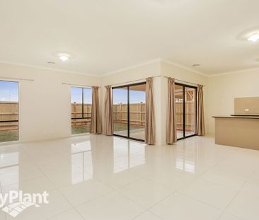 Spacious Family Living in a Prime Point Cook Location - Photo 1