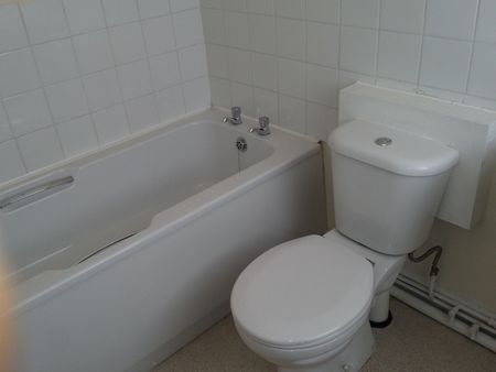 4 Bedroom Terraced To Rent in Nottingham - Photo 3