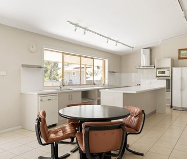 COMMING SOON - Charming Family Home in Peaceful Lugarno - Photo 2