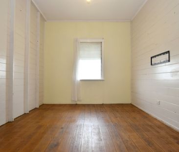 :: COSY TWO BEDROOM COTTAGE IN GLADSTONE CBD - Photo 6