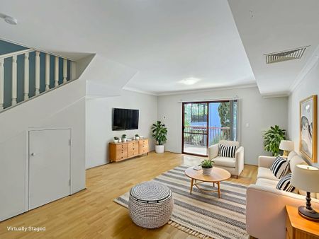 Bright & Sunny 2 Storey Apartment ! - Photo 4