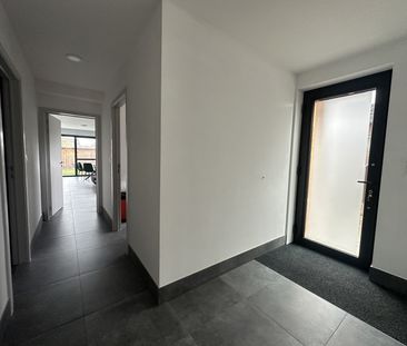 Prima gelijkvloers appartement met tuin en twee staanplaatsen! - Photo 3