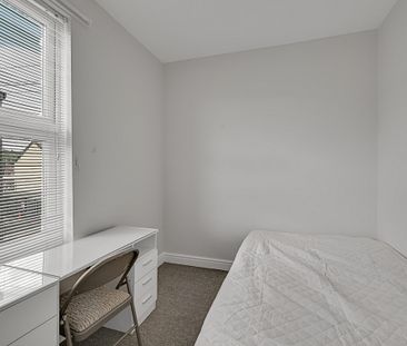 Spacious 5-Bed, 2-Bath Student Apartment with Large Living Space - Photo 1