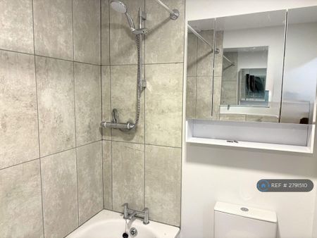 2 bedroom flat to rent - Photo 5