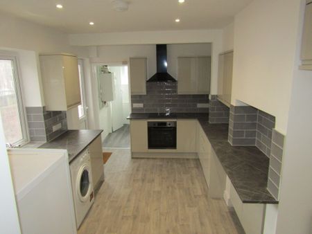 4 bed Terraced - To Let - Photo 5
