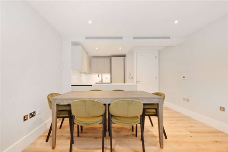 Large three bedroom apartment located moments from Baker Street - Photo 4