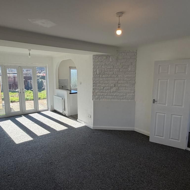 3 bedroom terraced house to rent - Photo 1