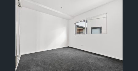Spacious, Light-Filled Apartment with City Views in Premium Silverpoint Complex - Photo 3