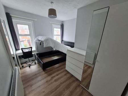 5 Bed Semi-Detached House, Milton Road, SO15 - Photo 5