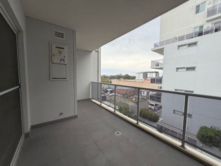 Three Bedroom Unit in Prime Location!! - Photo 4