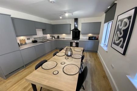 1 bedroom in a house share to rent - Photo 2