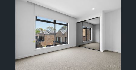 Contemporary Elegance Meets Everyday Ease - Photo 4