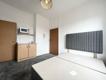 1 bedroom in a house share to rent - Photo 2