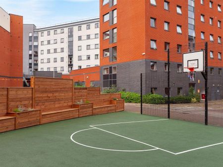 1 bedroom in a flat share to rent - Photo 2