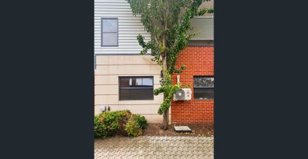 Architecturally designed townhouse in a prime location - Photo 2