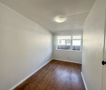 Renovated 3 bedroom home - Photo 5