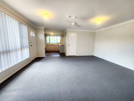 NEAT AND TIDY TWO BEDROOM UNIT CLOSE TO TOWN CENTRE - Photo 3