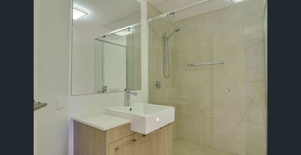 QUIET, MODERN, SPACIOUS APARTMENT IN KANGAROO POINT - Photo 1