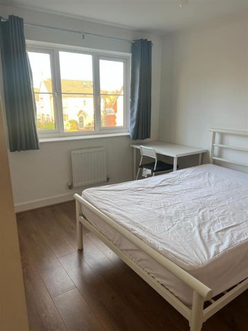 4 bedroom end of terrace house to rent - Photo 5