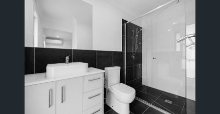 Near new family home in growing suburb - Photo 5